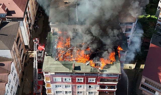 Tamir sırasında tutuşan çatı, alev alev yandı