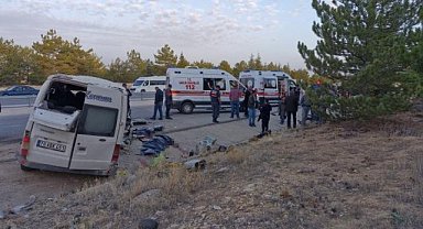 Tarım işçilerini taşıyan minibüs devrildi: 2 ölü, 13 yaralı