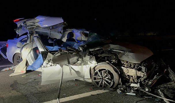 TEM Otoyolunda tıra çarpan otomobil dümdüz oldu! 2 kişi öldü