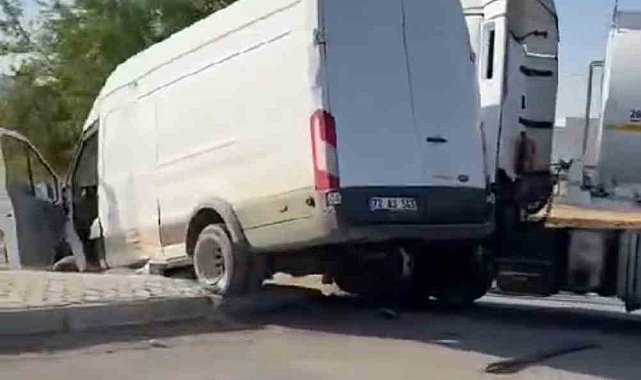 Tır ile minibüs çarpıştı