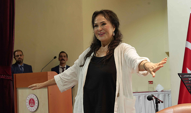 Türkan Şoray, kadın cezaevini ziyaret etti! Şoray: Gençken beni öpüştürdüler