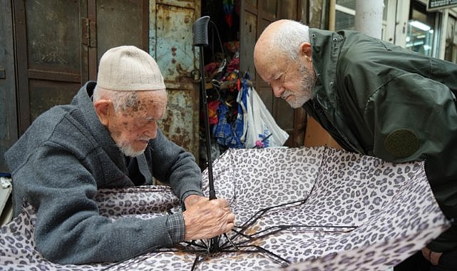 Türkiye'nin en yaşlı şemsiye tamircisi: Dursun Yıldız
