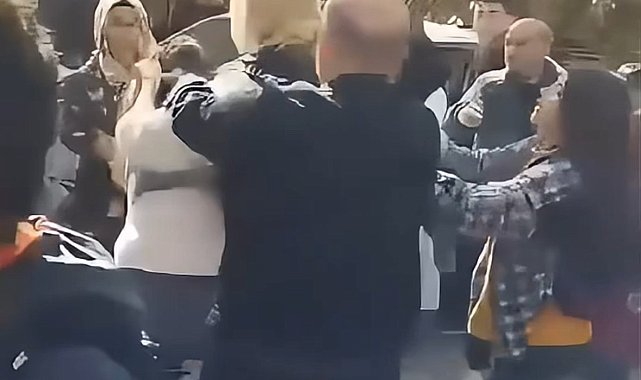 Veliler öğrencilerin önünde saç saça baş başa kavga etti