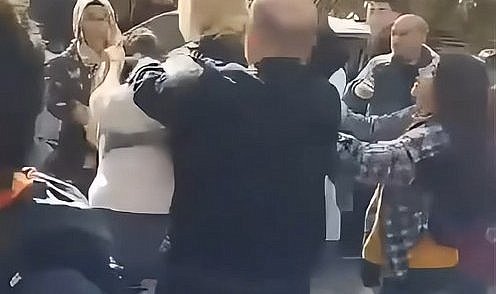 Veliler saç saça baş başa kavga etti