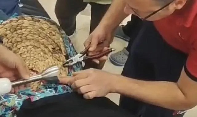 Yemek hazırlayan kadın aşçının parmağı blendera sıkıştı!