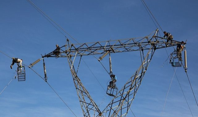 Yüksek gerilim hattında riskli ekmek mücadelesi