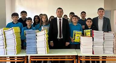 Alaçam Belediyesi öğrencilere sınavlara hazırlık kitabı verdi