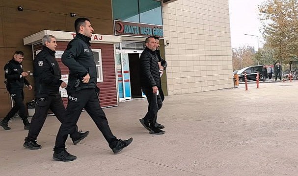 Aldattığını öne sürdüğü eşini boğarak öldürdü