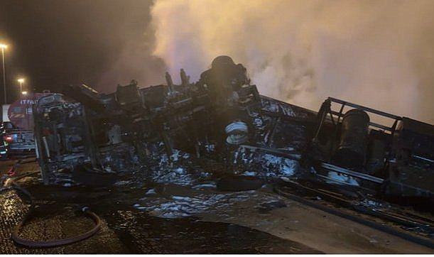 Alev alan tırda can verdi