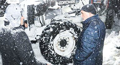 Canik'te karla etkin mücadele sürüyor