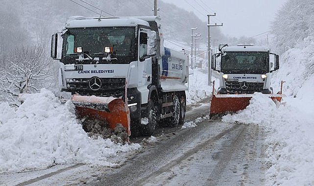 Canik'te karlı yollar ulaşıma açıldı