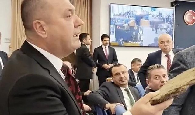 CHP'li vekilden görülmemiş tepki! Komisyon toplantısına 'tezek' ile gitti