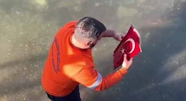 Denize düşen Türk bayrağını çıkarmak için soğuk suya girdiler