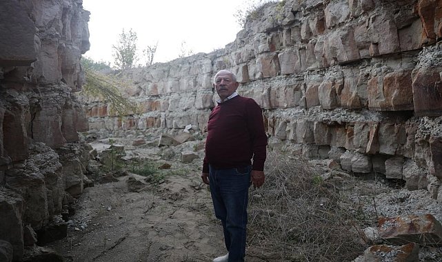 Depremin ikiye böldüğü tarlada ürküten görüntü
