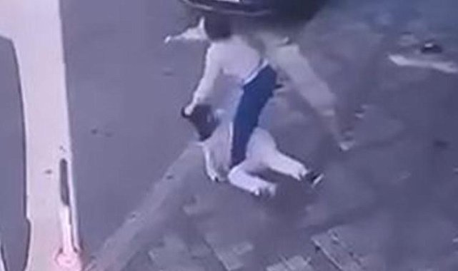 Evine giren hırsızları kovaladı, birini sokakta böyle yakaladı