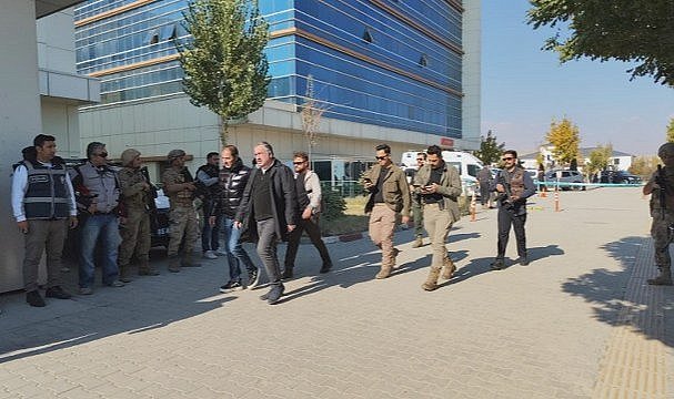 Hastane önünde silahlı saldırı! 2 kişi öldü