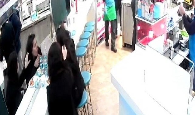 Hesabı ödememek için tabağına saç koydu kameralara yakalandı