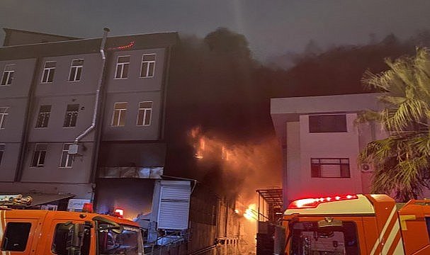 İstanbul'da plastik fabrikasında yangın! Peş peşe patlama oldu