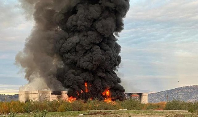 İzmir'deki fabrikada korkutan yangın! Dumanlar gökyüzünü sardı