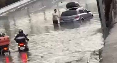 İzmir sağanağa teslim oldu