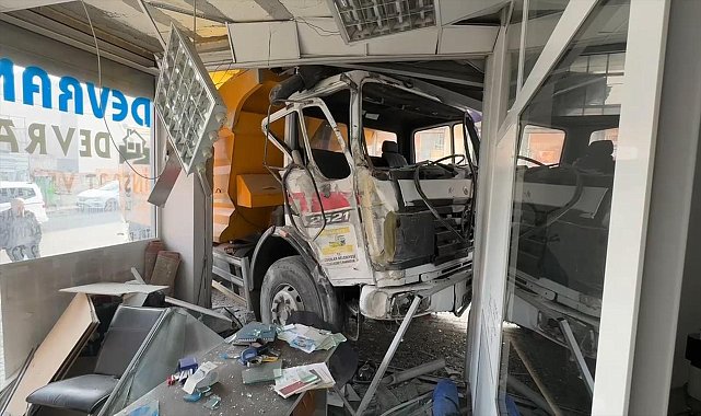 Kamyon iş yerine girdi