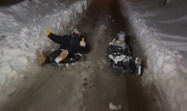 Karda ilginç eğlence: Otomobile ip bağlayıp kaydılar