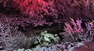 Karlı yolda kayan kamyonet dereye uçtu! 3 kişi yaralandı