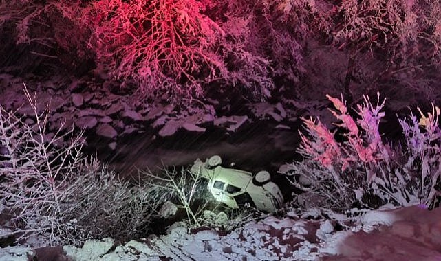 Karlı yolda kayan kamyonet dereye uçtu! 3 kişi yaralandı