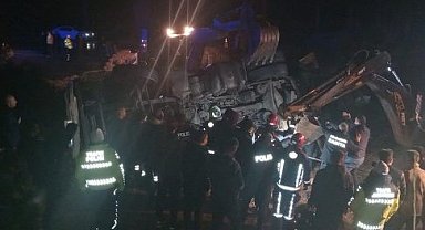 Kazaya müdahale eden trafik polisleri tırın altında kaldı!