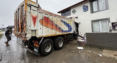 Kontrolden çıkan kamyon eve daldı!