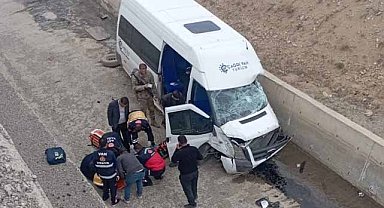 Minibüs kanala uçtu! Sürücü öldü