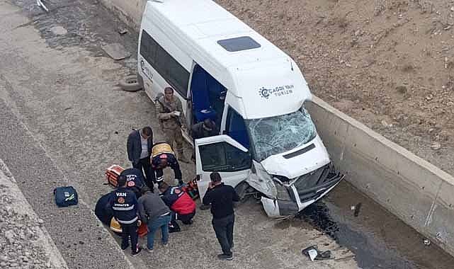 Minibüs kanala uçtu! Sürücü öldü