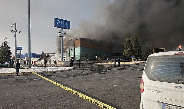 Mobilya fabrikası cayır cayır yandı