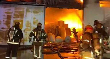 Mobilya fabrikasında korkutan yangın! Fırtına yangını alevlendirdi