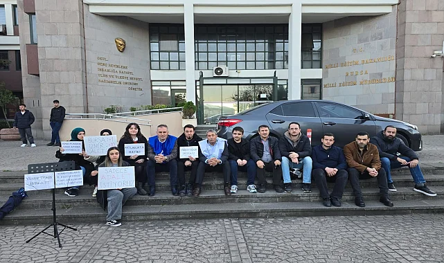 Mülakat mağduru öğretmenlerden Milli Eğitim önünde eylem yaptı