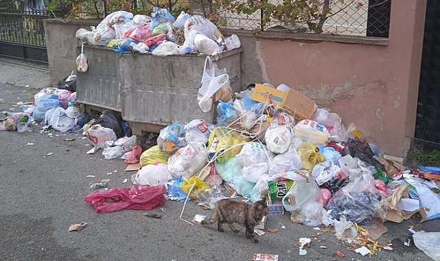 O ilçede temizlik işçilerinin grevi çöp yığını oluşturdu!