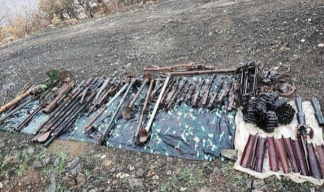 Pençe-Kilit operasyonunda teröristlerin inlerinde ele geçirilen silahlar paylaşıldı