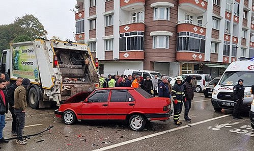 Salıpazarı'nda çöp kamyonu kazası: 3 kişi yaralı