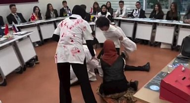 Samsun'da öğrenciler dünya meselelerini tartıştı