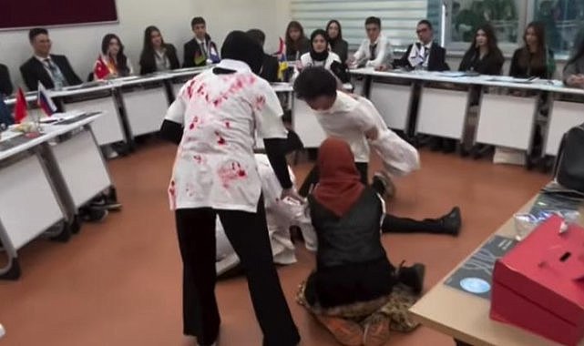 Samsun'da öğrenciler dünya meselelerini tartıştı