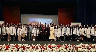 Samsun OMÜ'de eğitime başlayan fizyoterapi öğrencileri beyaz önlük giydi