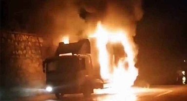 Samsun'un Çarşamba ilçesinde seyir halindeki kamyon alev aldı