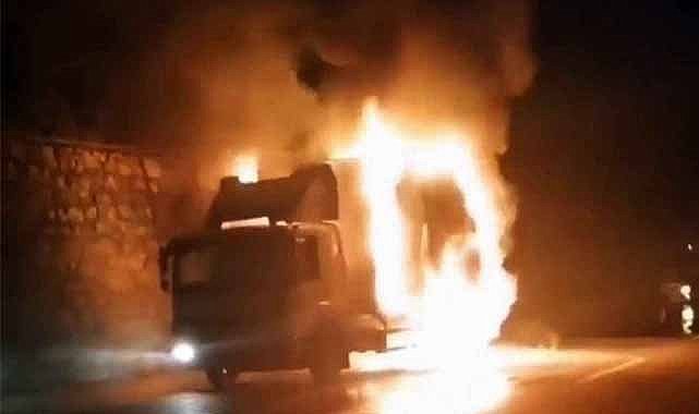 Samsun'un Çarşamba ilçesinde seyir halindeki kamyon alev aldı