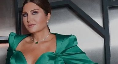 Sibel Can’ın sahne kıyafeti dillere düştü! ''Modacısını hemen değiştirmeli''