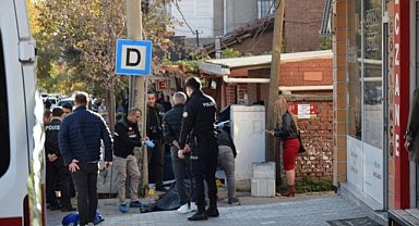 Sokak ortasında husumetlisini silahla öldürdü