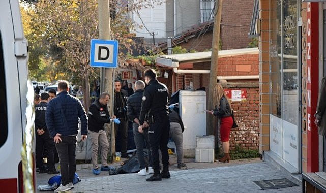 Sokak ortasında husumetlisini silahla öldürdü