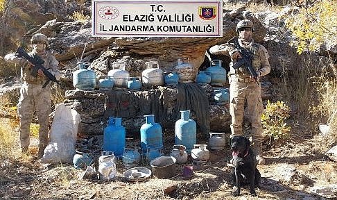 Terör örgütüne ait 2 sığınak imha edildi