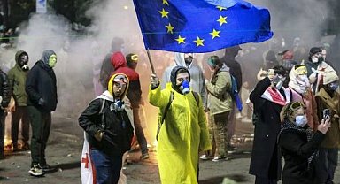 Tiflis'te Hükümet karşıtı eylemler şiddetlendi