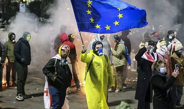 Tiflis'te Hükümet karşıtı eylemler şiddetlendi