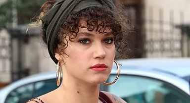 Ünlü oyuncu Melisa Şenolsun’dan sütyensiz cesur poz! 